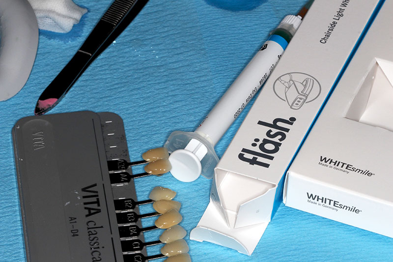 冷光美白療程中使用的美白藥劑包裝與牙齒顏色比色板