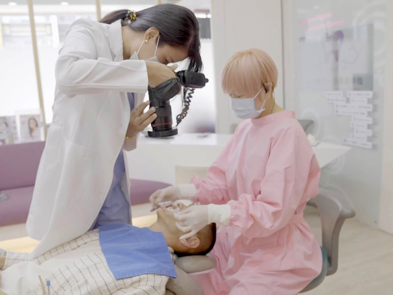 陶瓷貼片術前，任杏嫦醫師為楊艾倫拍攝記錄口腔及牙齒狀況