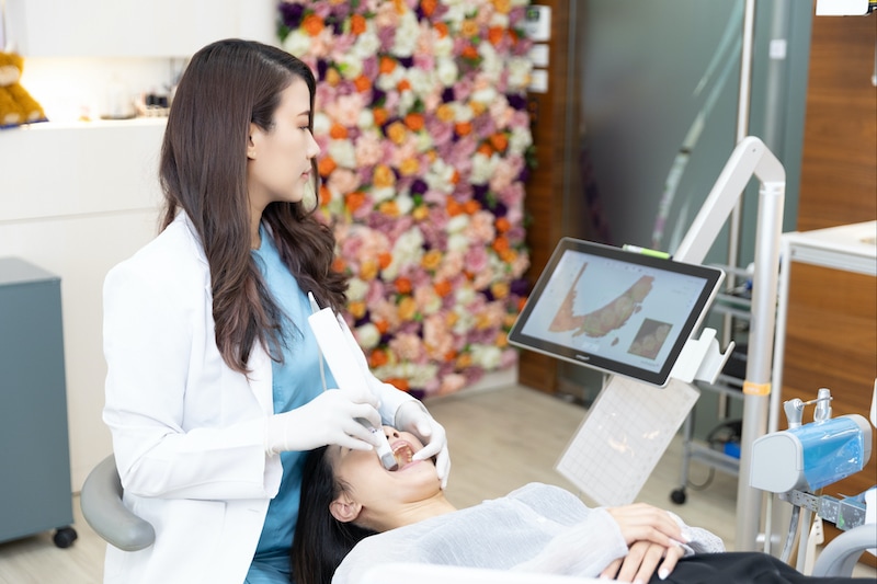 任杏嫦醫師使用丹麥的3shape口腔掃描機，為患者進行精密的口腔影像掃描